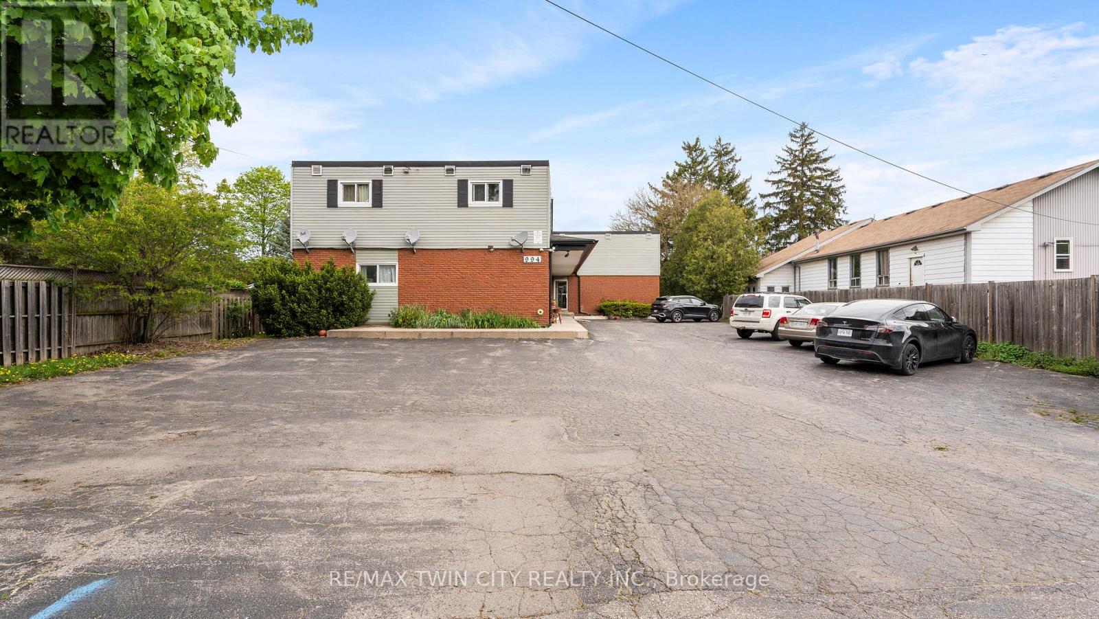 994 COLBORNE STREET, Brantford, Ontario