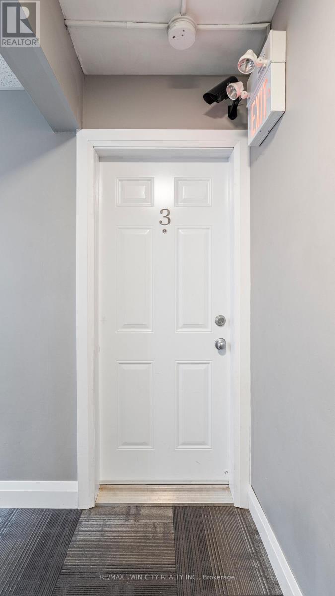 994 Colborne Street, Brantford, Ontario  N3S 3T4 - Photo 3 - X12609278