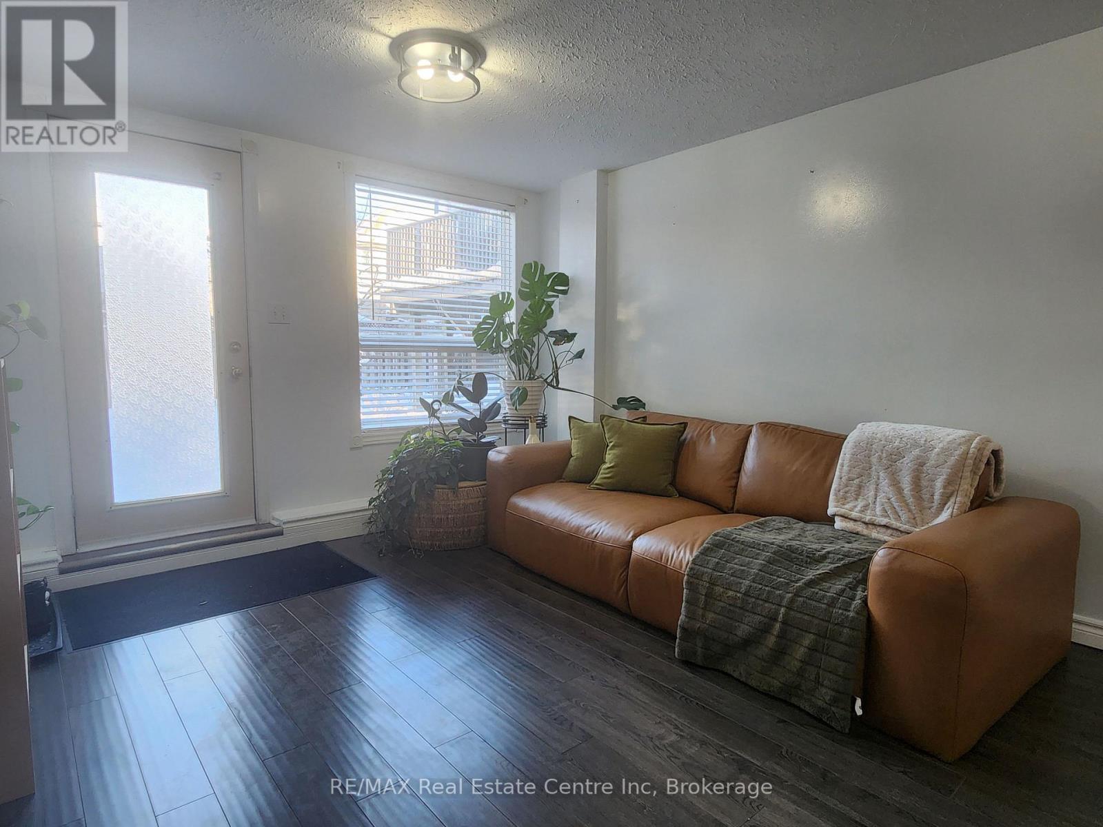 17 Boulder Crescent, Guelph (Clairfields/hanlon Business Park), Ontario  N1G 5A3 - Photo 2 - X12609504