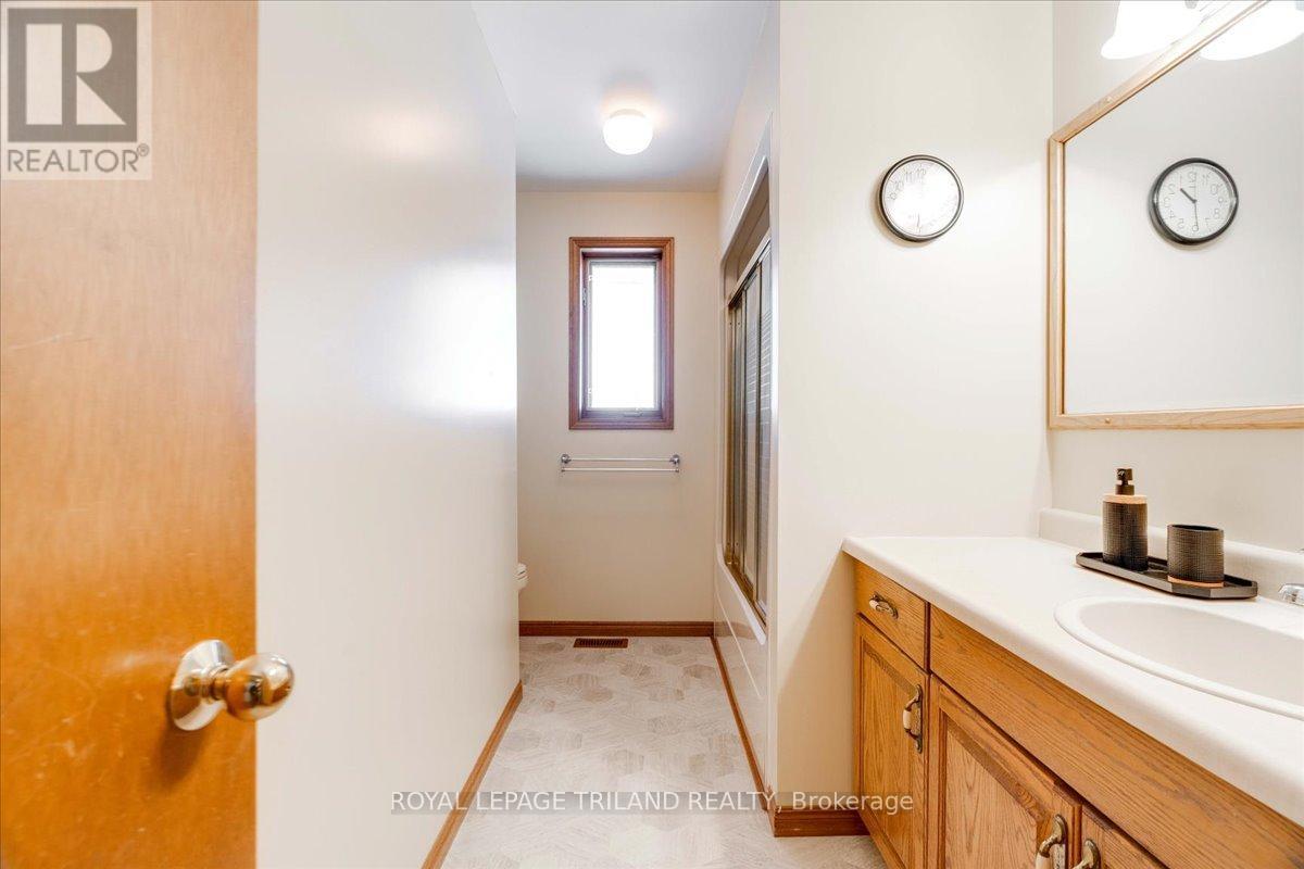 22775 Dogwood Road, Southwest Middlesex, Ontario  N0L 1Z0 - Photo 13 - X12609442