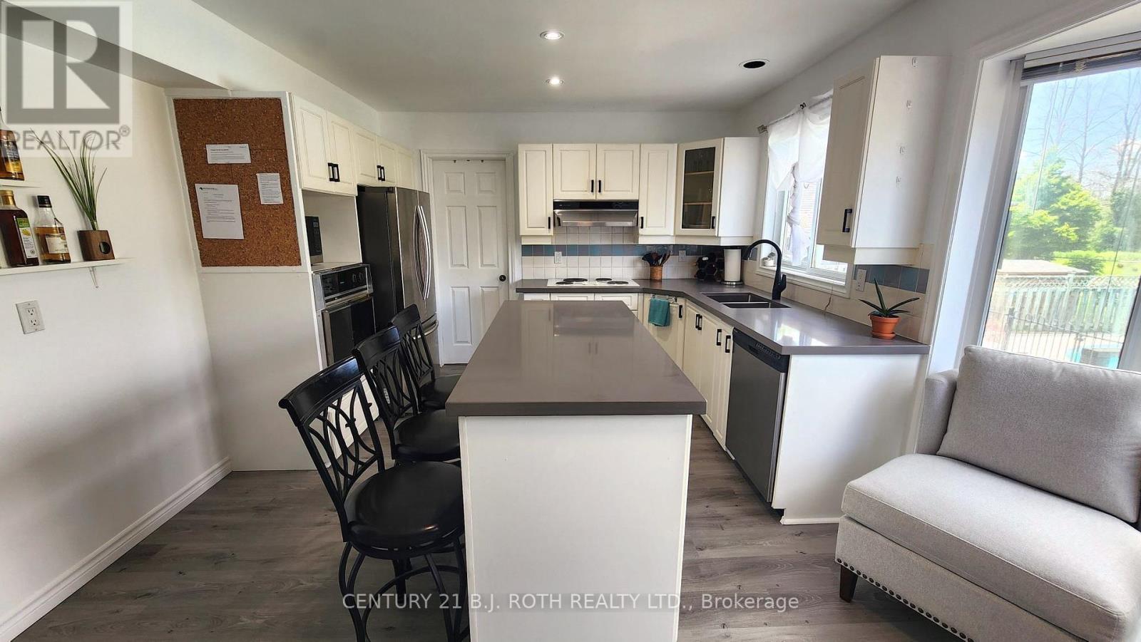 1252 Shore Acres Drive, Innisfil, Ontario  L0L 1R0 - Photo 4 - N12609550