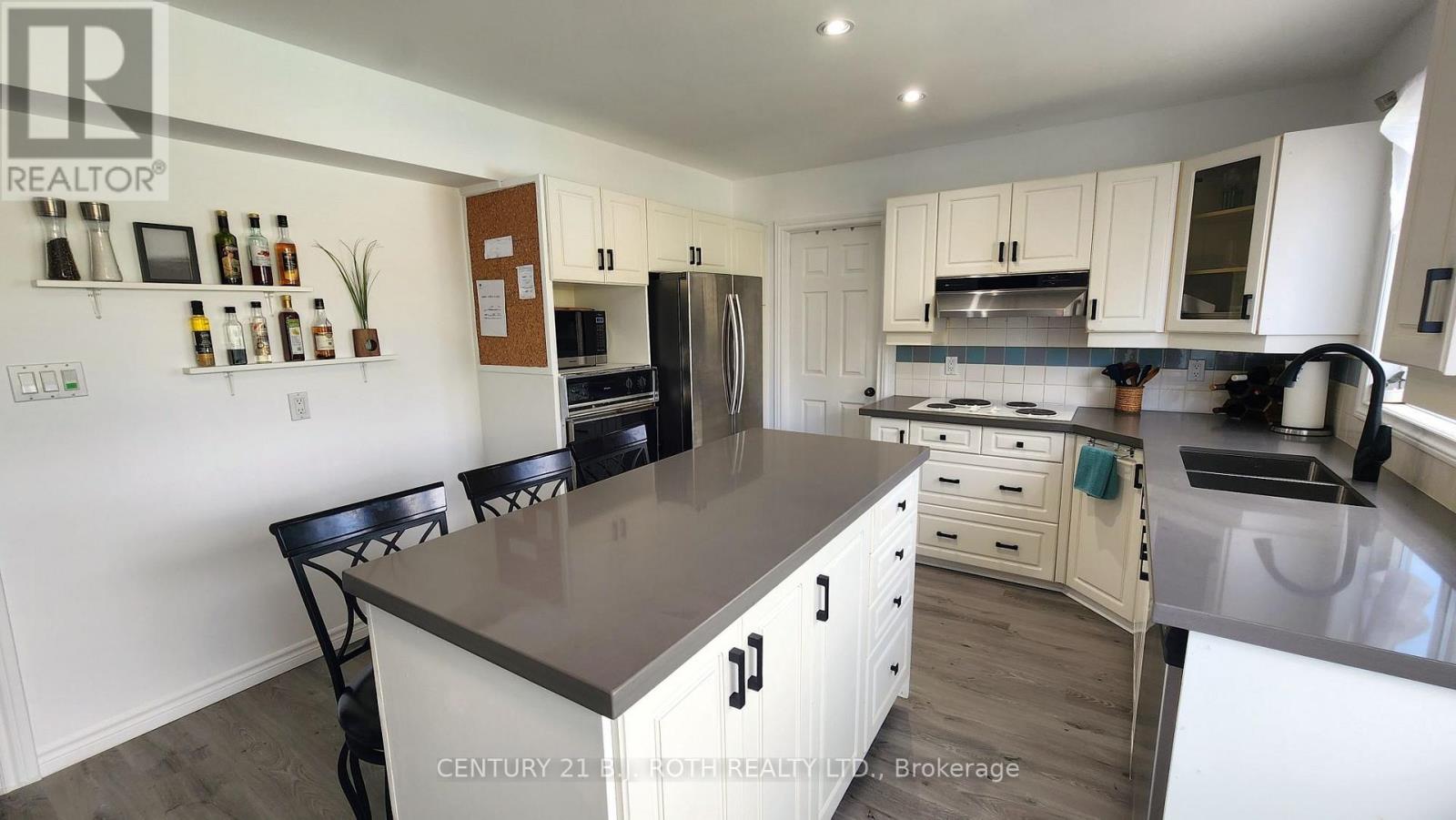 1252 Shore Acres Drive, Innisfil, Ontario  L0L 1R0 - Photo 5 - N12609550