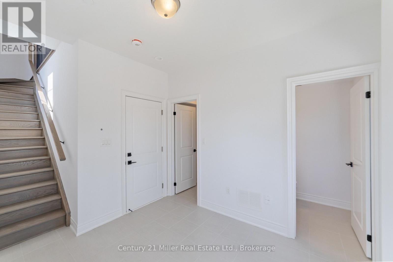 42 - 2140 Trafalgar Road, Oakville (Ro River Oaks), Ontario  L6H 8A5 - Photo 3 - W12609684