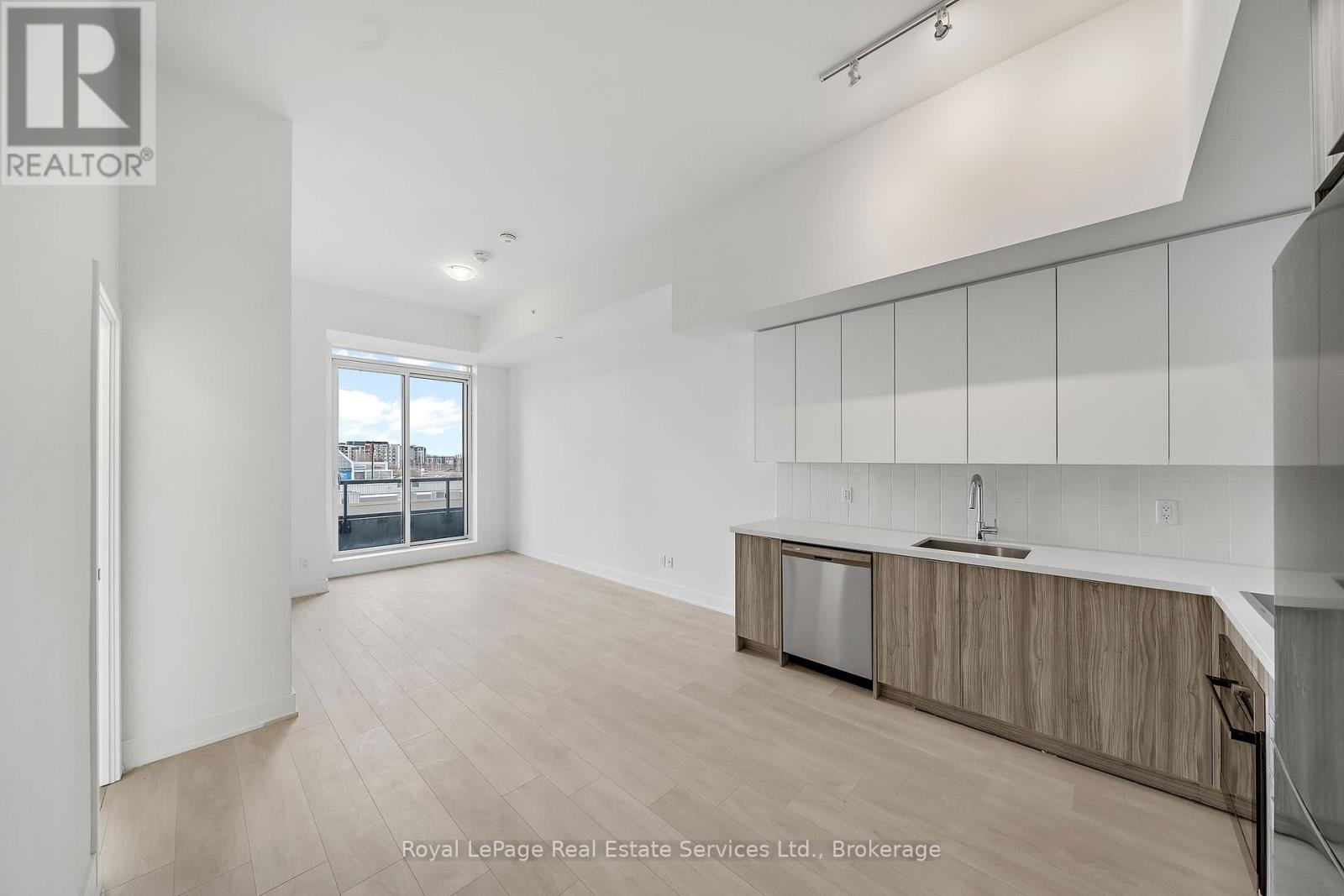 370 - 2481 Taunton Road, Oakville (Ro River Oaks), Ontario  L6H 3R7 - Photo 2 - W12609730