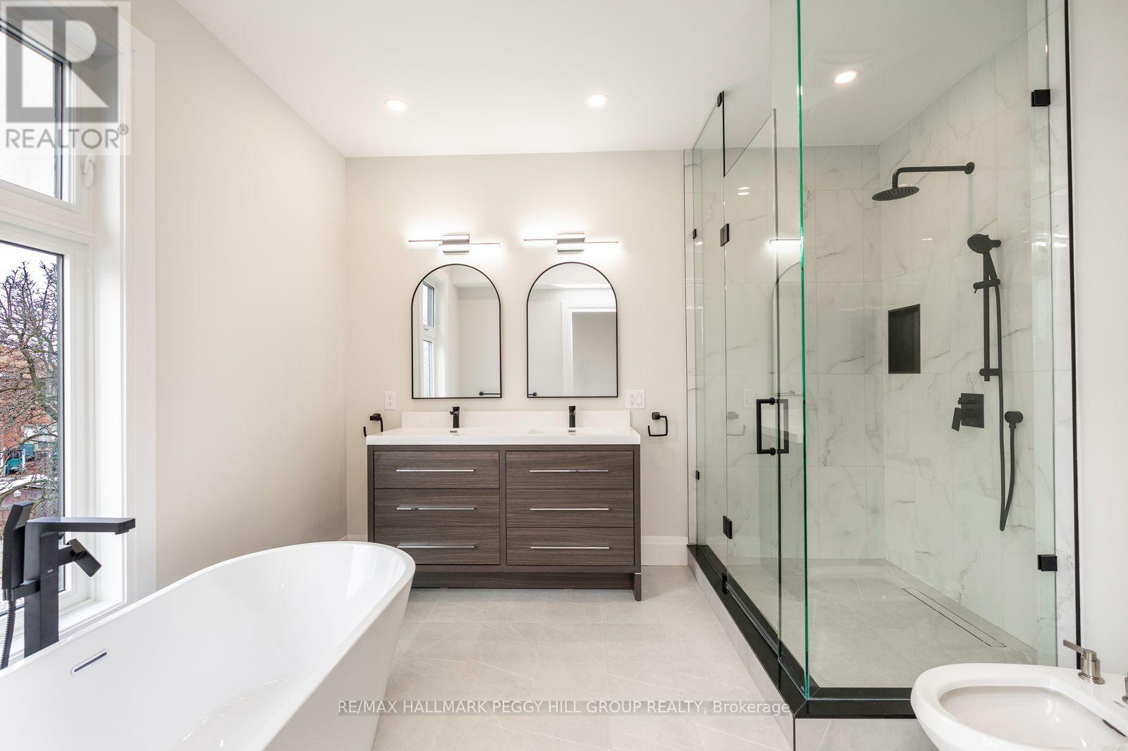 18 Bellman Avenue, Toronto (Alderwood), Ontario  M8W 4A3 - Photo 10 - W12609458