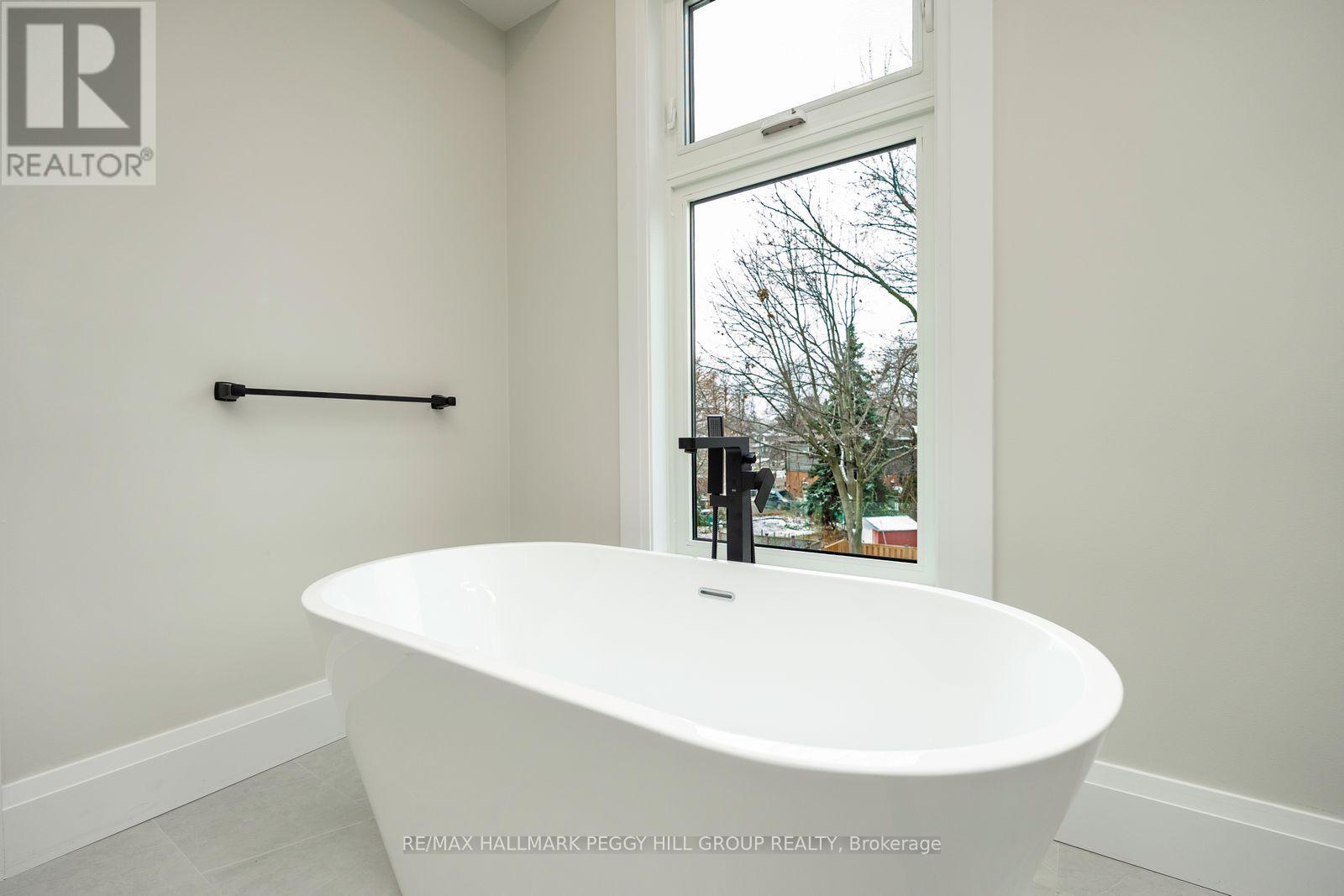 18 Bellman Avenue, Toronto (Alderwood), Ontario  M8W 4A3 - Photo 11 - W12609458