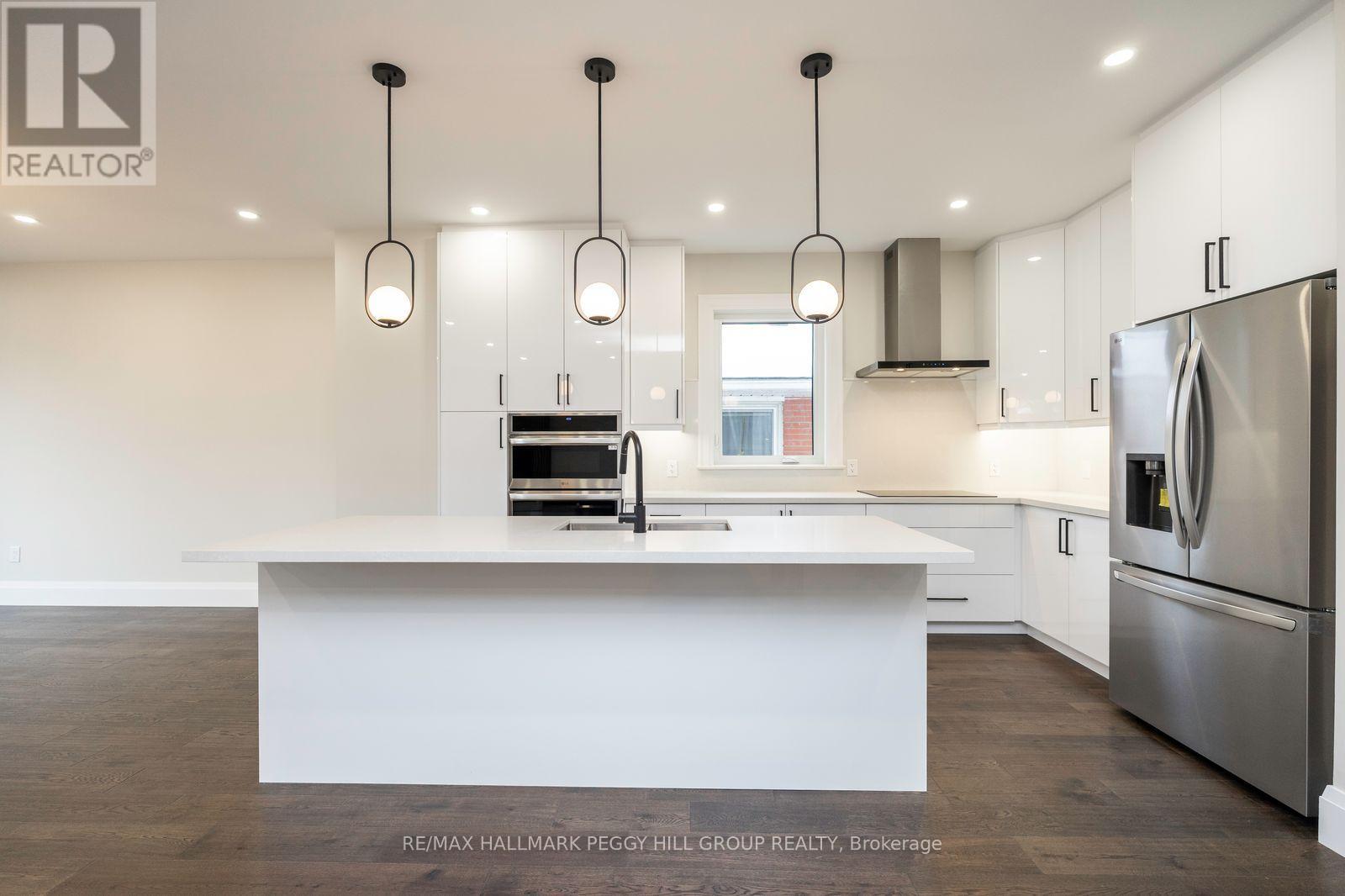 18 Bellman Avenue, Toronto (Alderwood), Ontario  M8W 4A3 - Photo 4 - W12609458