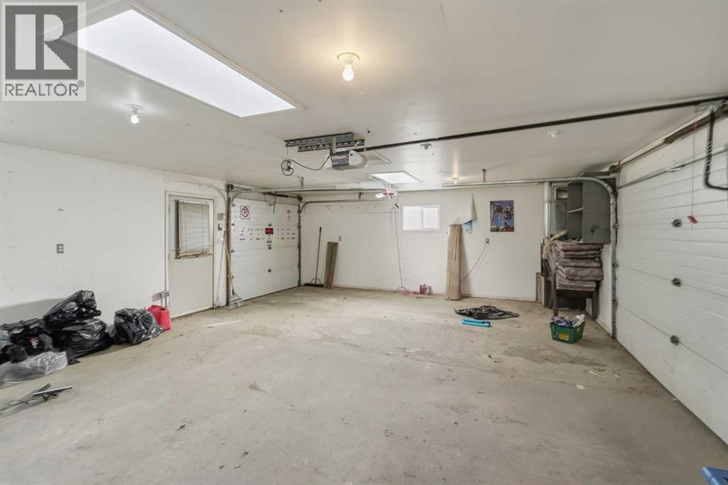 2219 Halifax Crescent Nw, Calgary, Alberta  T2M 4E1 - Photo 8 - A2270302