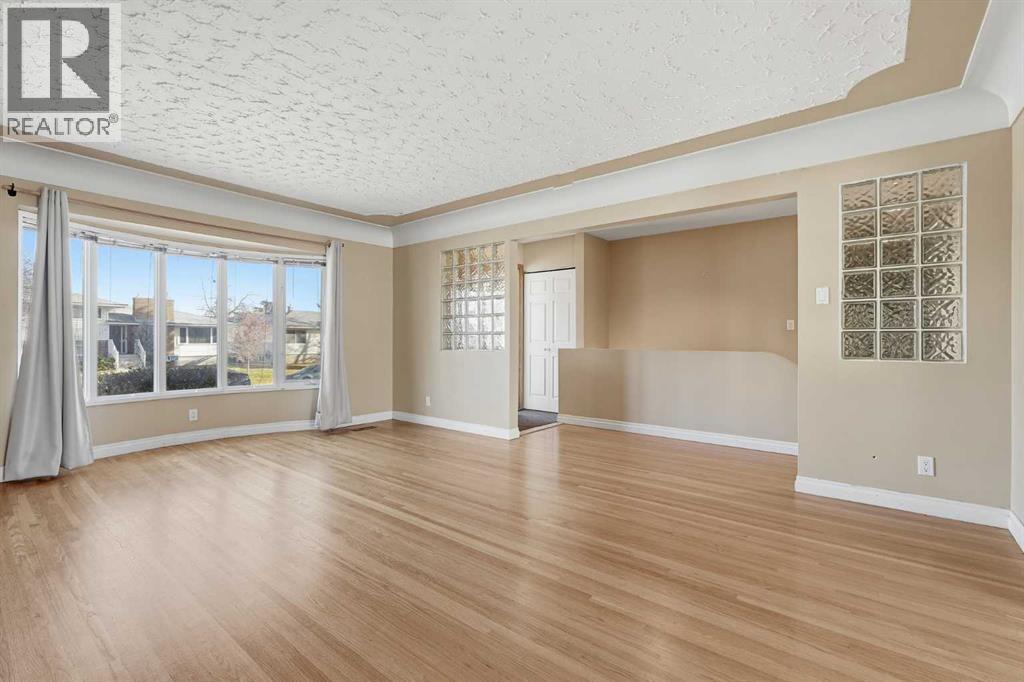 2219 Halifax Crescent Nw, Calgary, Alberta  T2M 4E1 - Photo 13 - A2270302