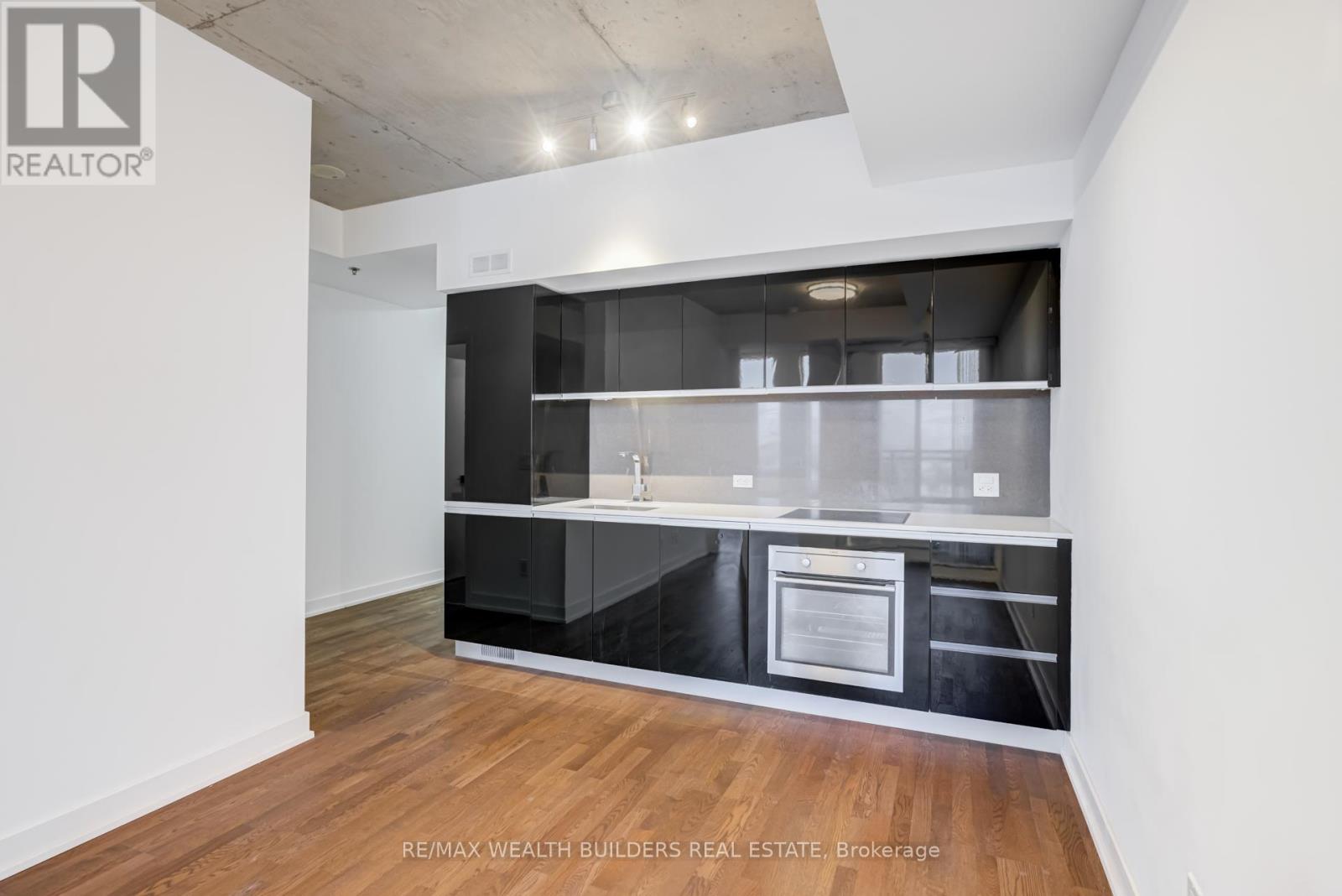 929 - 20 Minowan Miikan Lane, Toronto (Little Portugal), Ontario  M6J 1M3 - Photo 5 - C12609606