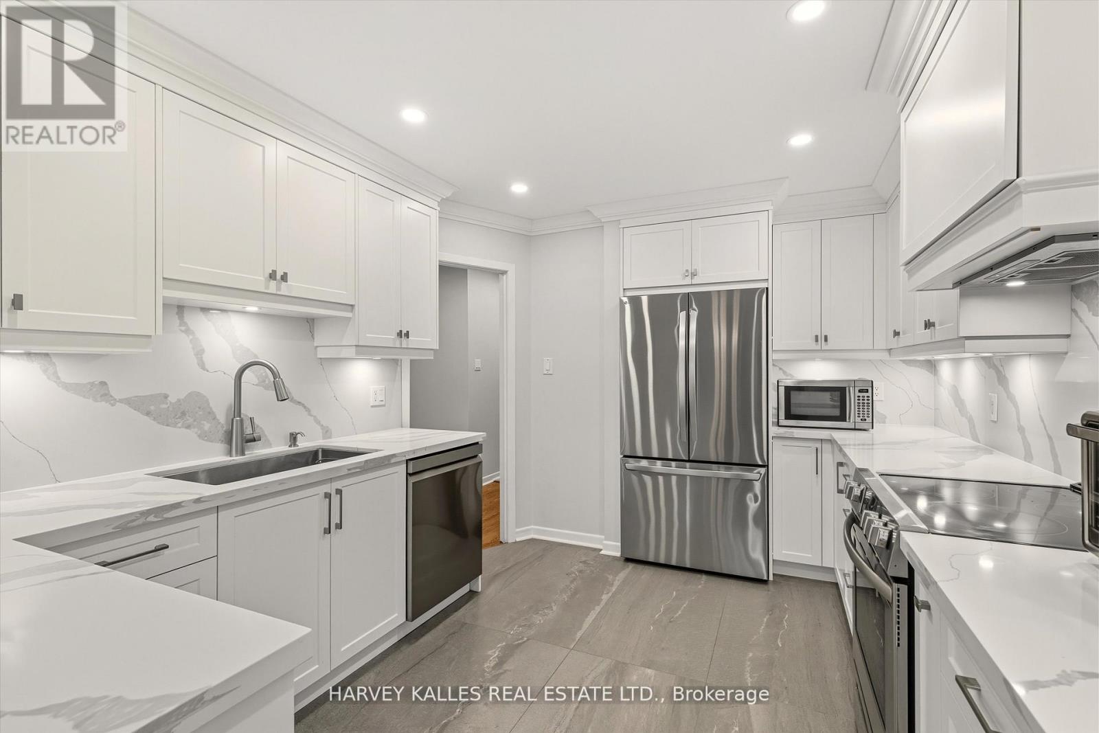 18 Farmstead Road, Toronto (St. Andrew-Windfields), Ontario  M2L 2G2 - Photo 3 - C12609676