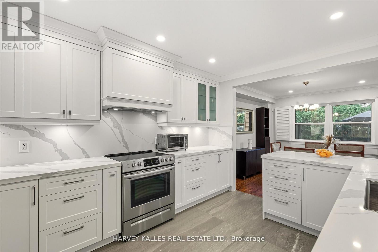 18 Farmstead Road, Toronto (St. Andrew-Windfields), Ontario  M2L 2G2 - Photo 4 - C12609676