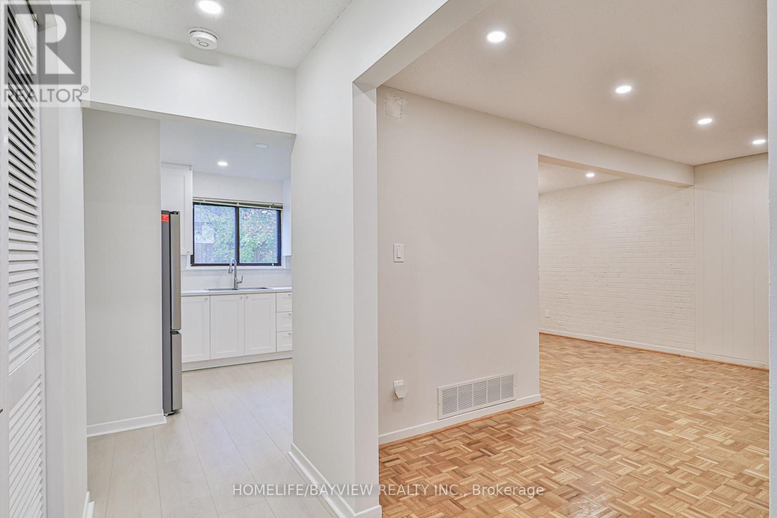 32 Penwick Crescent, Richmond Hill, Ontario  L4C 5B4 - Photo 4 - N12609728