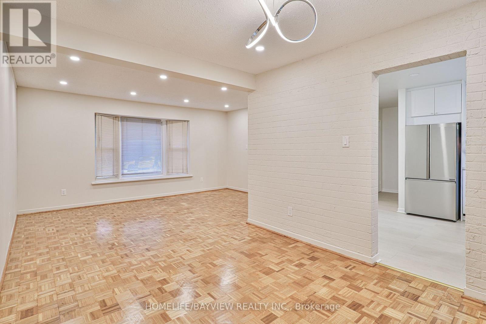 32 Penwick Crescent, Richmond Hill, Ontario  L4C 5B4 - Photo 6 - N12609728