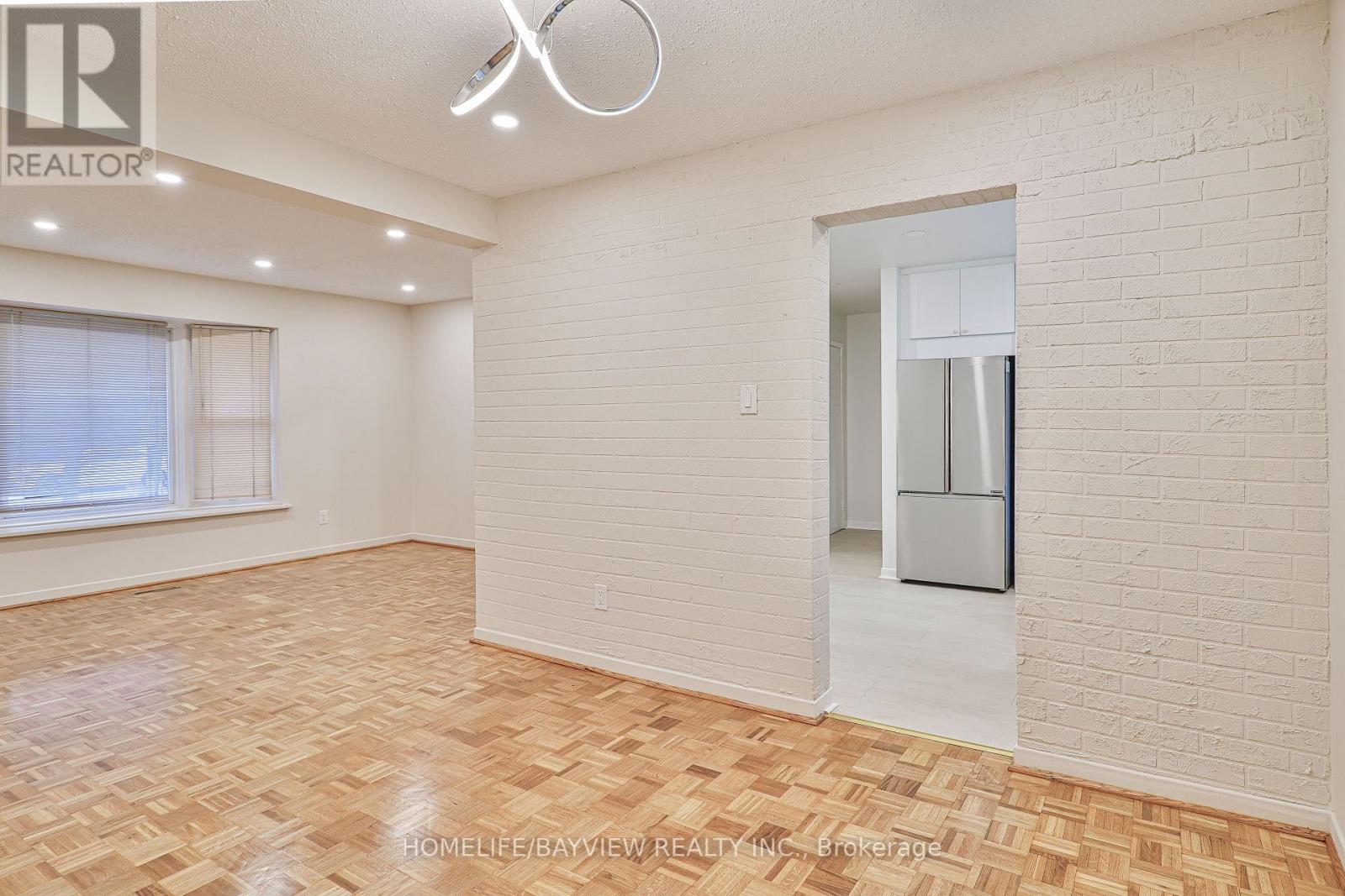 32 Penwick Crescent, Richmond Hill, Ontario  L4C 5B4 - Photo 7 - N12609728