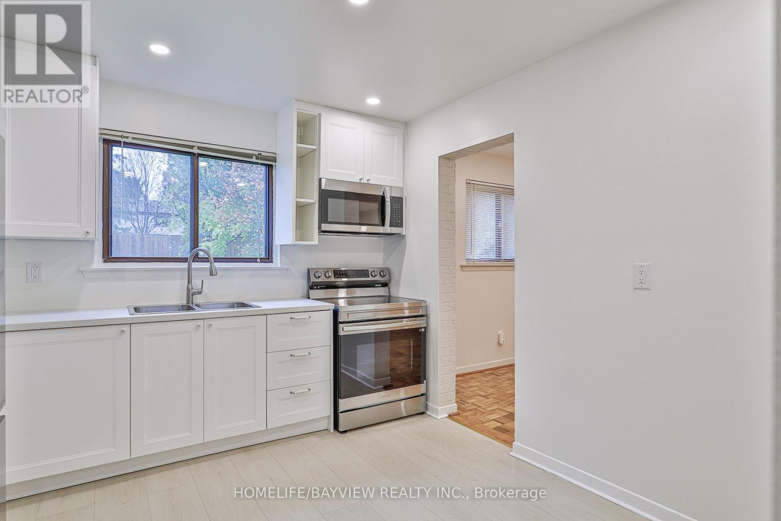 32 Penwick Crescent, Richmond Hill, Ontario  L4C 5B4 - Photo 8 - N12609728