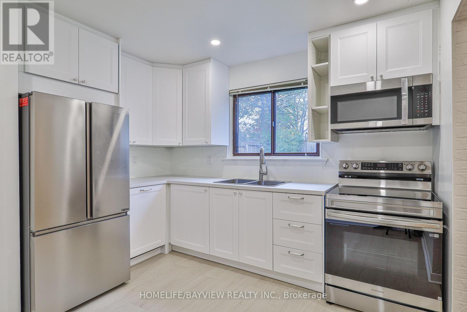 32 Penwick Crescent, Richmond Hill, Ontario  L4C 5B4 - Photo 9 - N12609728