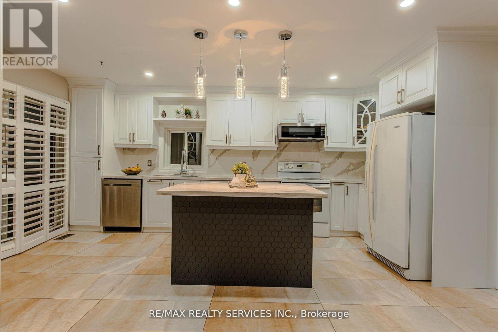 32 Heddon Court, Brampton (Heart Lake East), Ontario  L6Z 4H2 - Photo 12 - W12609666