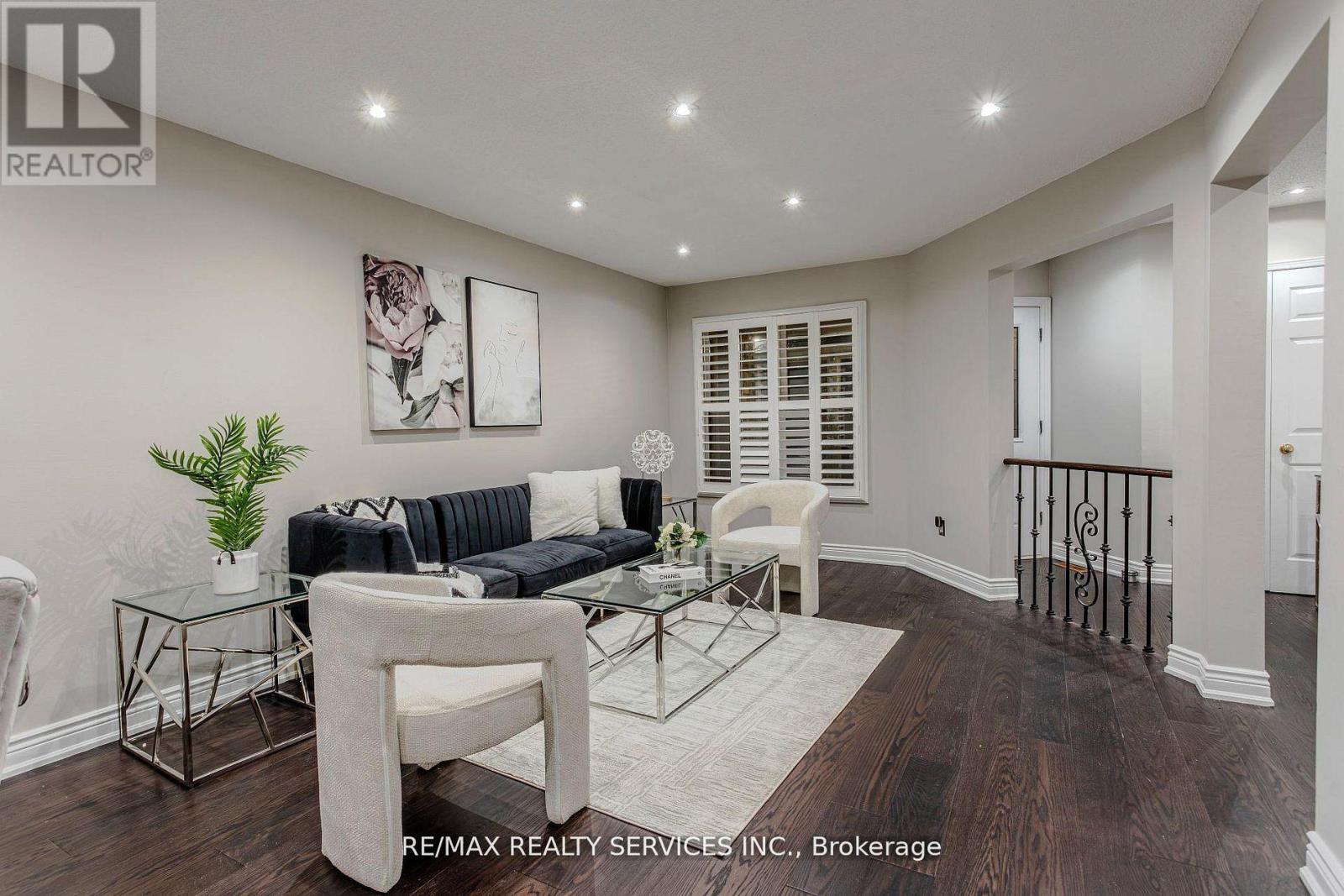 32 Heddon Court, Brampton (Heart Lake East), Ontario  L6Z 4H2 - Photo 8 - W12609666