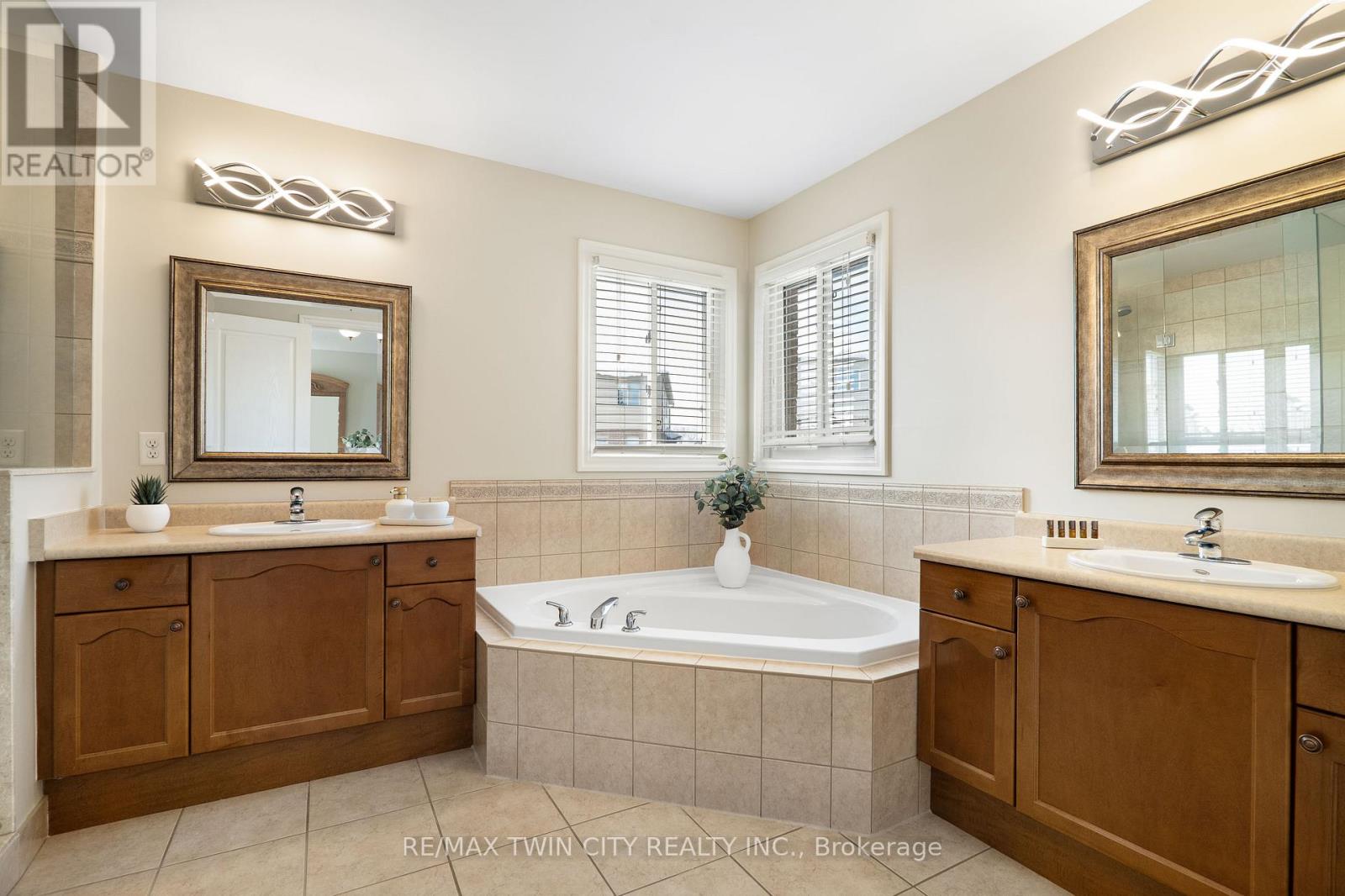 162 Banffshire Street, Kitchener, Ontario  N2R 1W7 - Photo 28 - X12609696