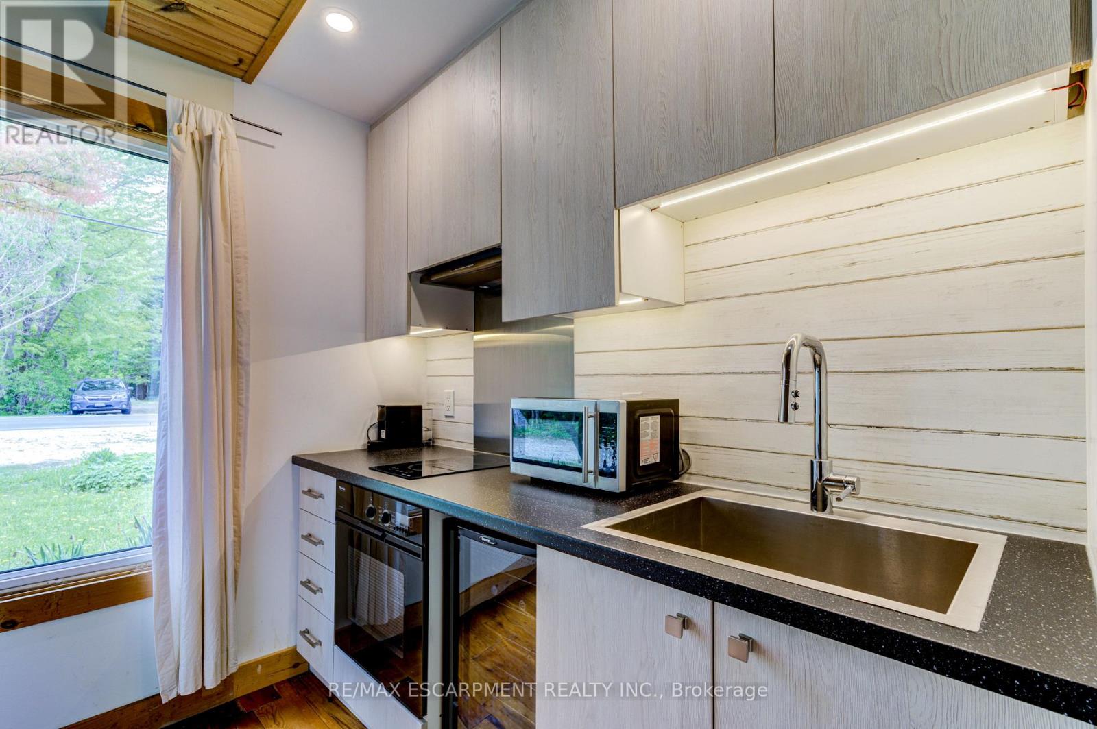 109 Hope Street, Blue Mountains, Ontario  L9Y 0L1 - Photo 6 - X12609716