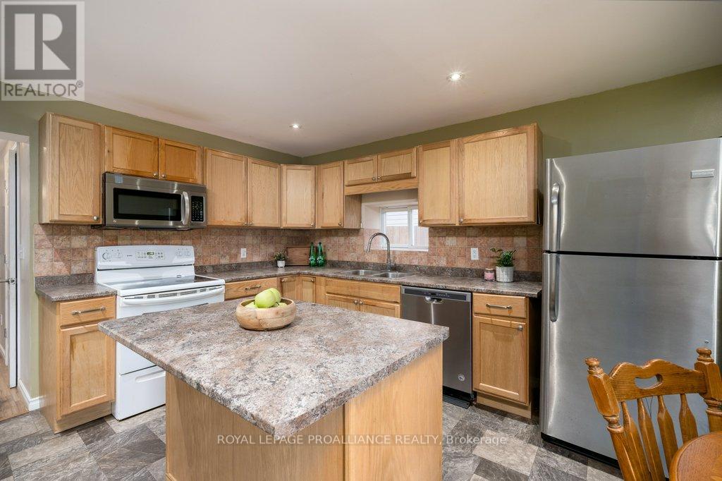 31 Pelham Street, Quinte West (Trenton Ward), Ontario  K8V 4T7 - Photo 13 - X12609844