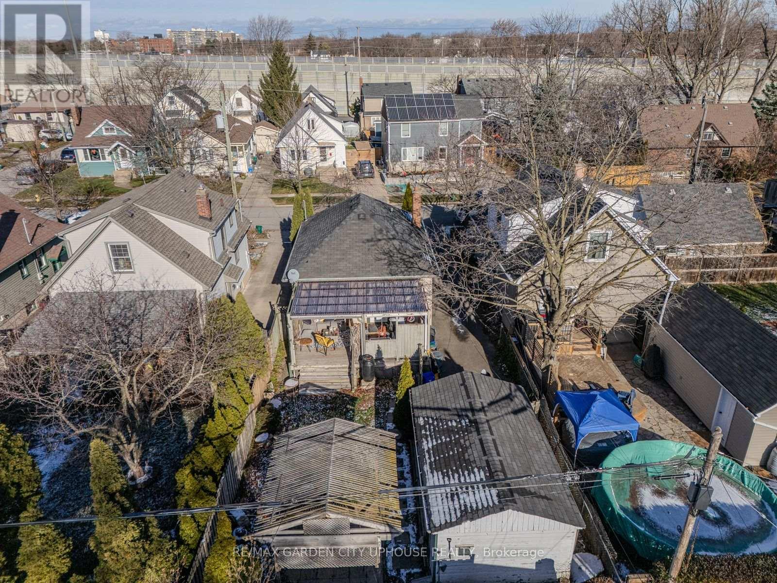 14 Spruce Street, St. Catharines, Ontario L2R 1B3 - Photo 14 - X12444324