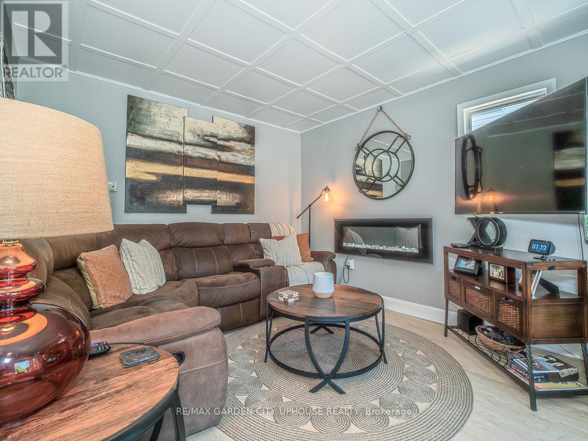 14 Spruce Street, St. Catharines, Ontario L2R 1B3 - Photo 4 - X12444324