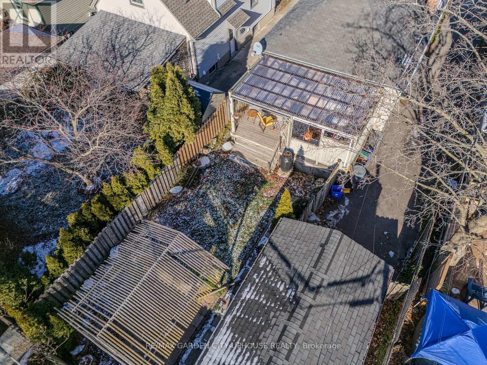 14 Spruce Street, St. Catharines, Ontario L2R 1B3 - Photo 15 - X12444324