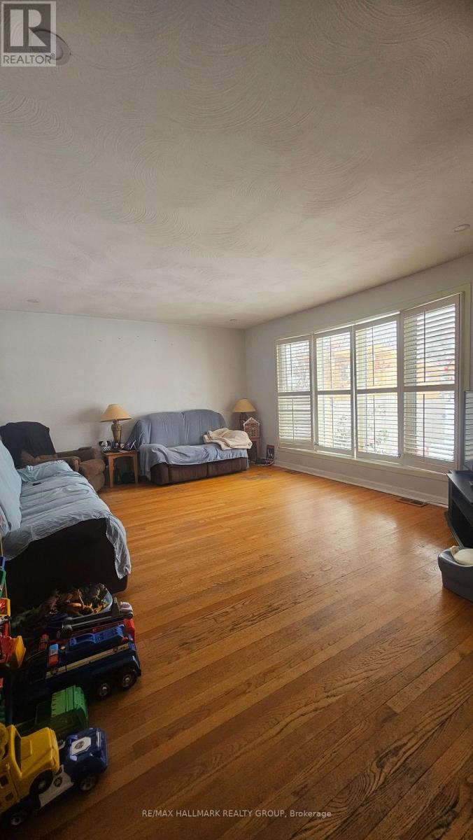 658 Dan Avenue, Ottawa, Ontario  K1K 1G2 - Photo 2 - X12609916