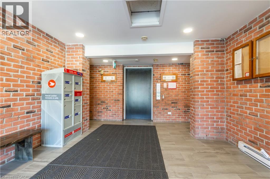 Photo 5 of 30 for 136 Conway Drive Unit# 3