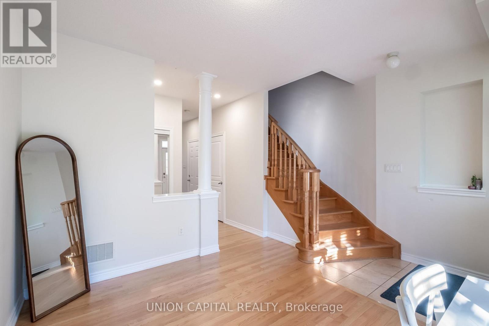 8 Stookes Crescent, Richmond Hill, Ontario  L4E 0J3 - Photo 3 - N12609810