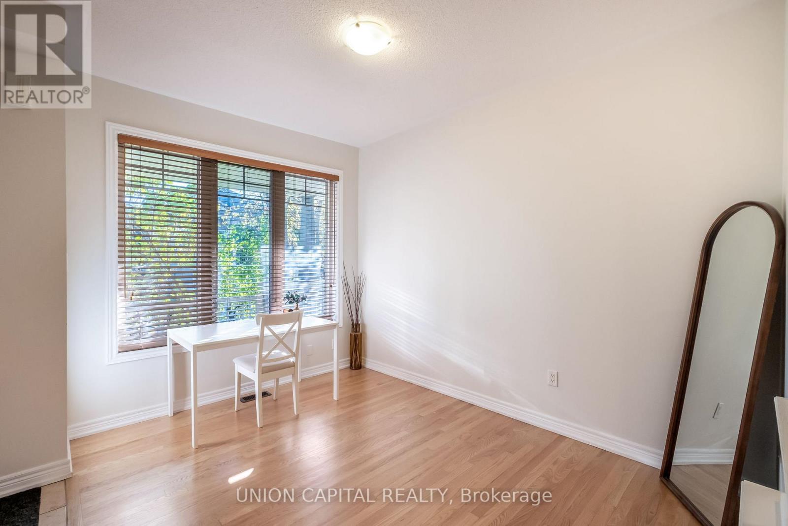 8 Stookes Crescent, Richmond Hill, Ontario  L4E 0J3 - Photo 4 - N12609810