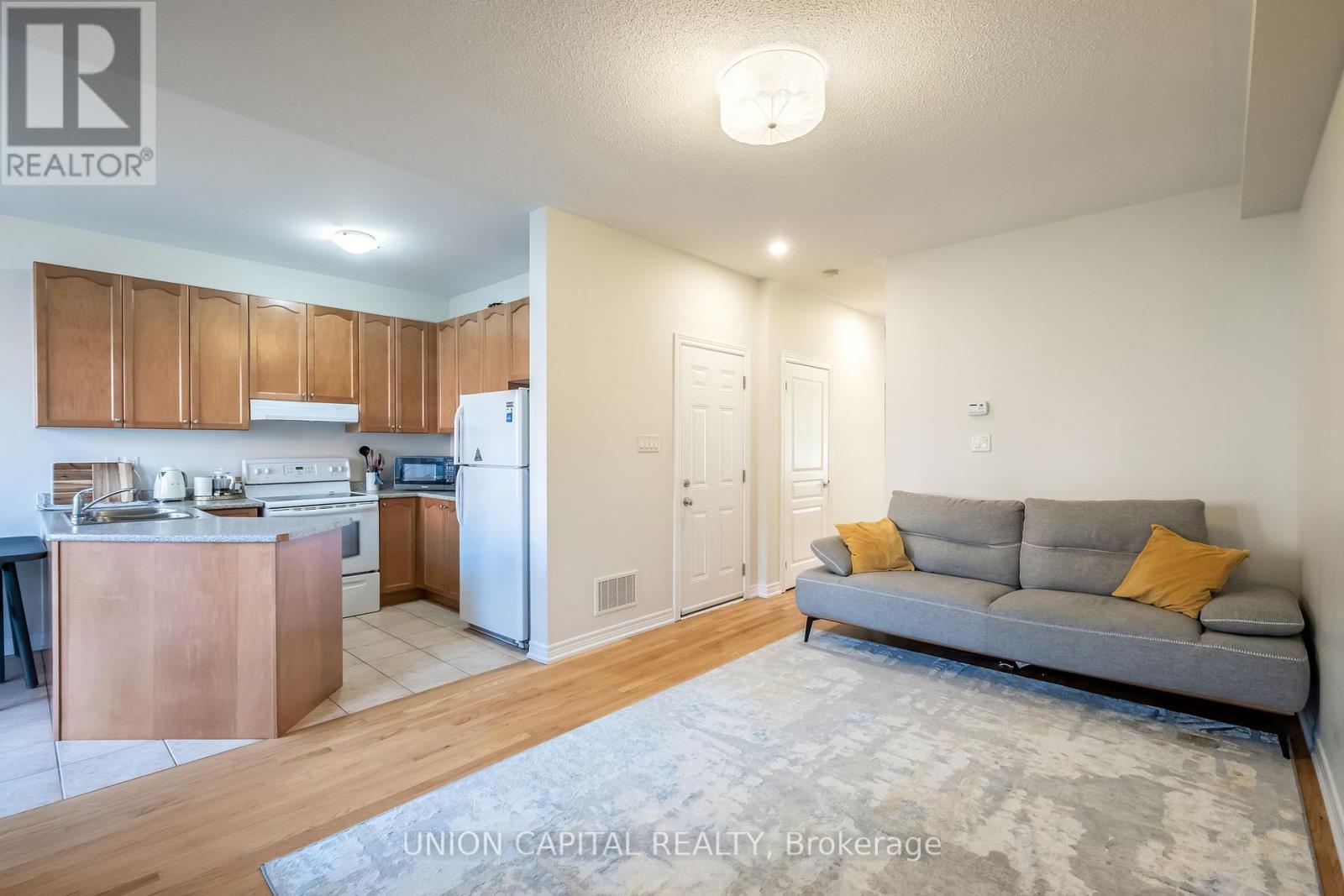 8 Stookes Crescent, Richmond Hill, Ontario  L4E 0J3 - Photo 5 - N12609810