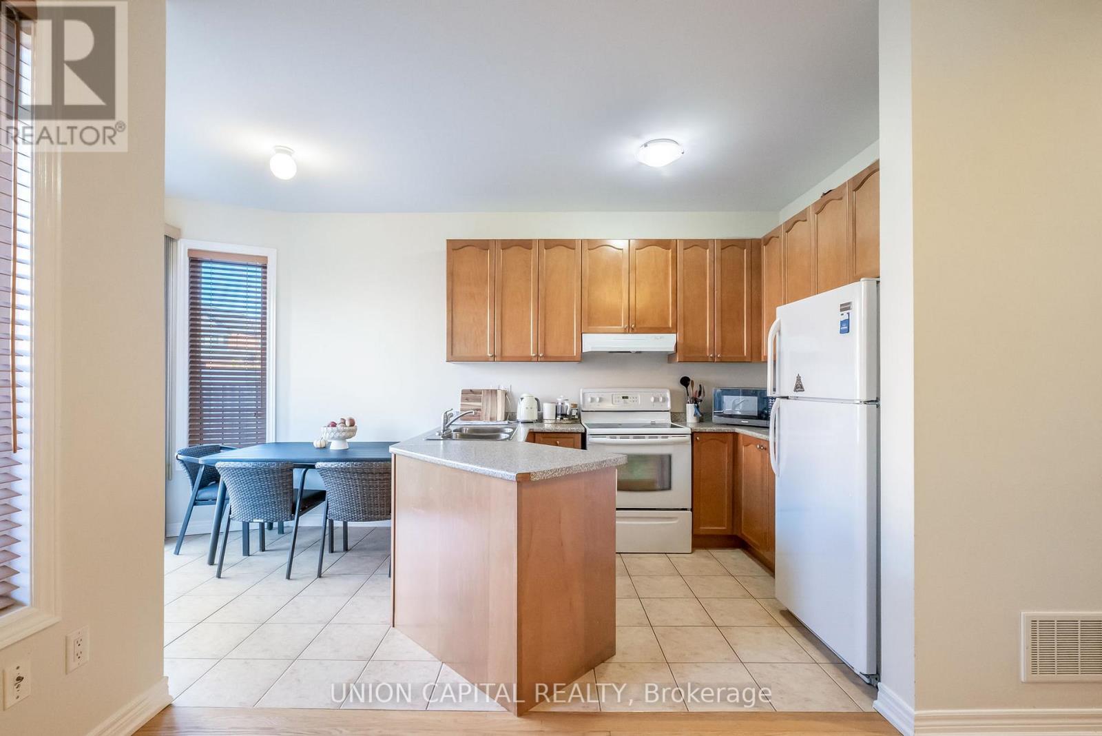 8 Stookes Crescent, Richmond Hill, Ontario  L4E 0J3 - Photo 7 - N12609810