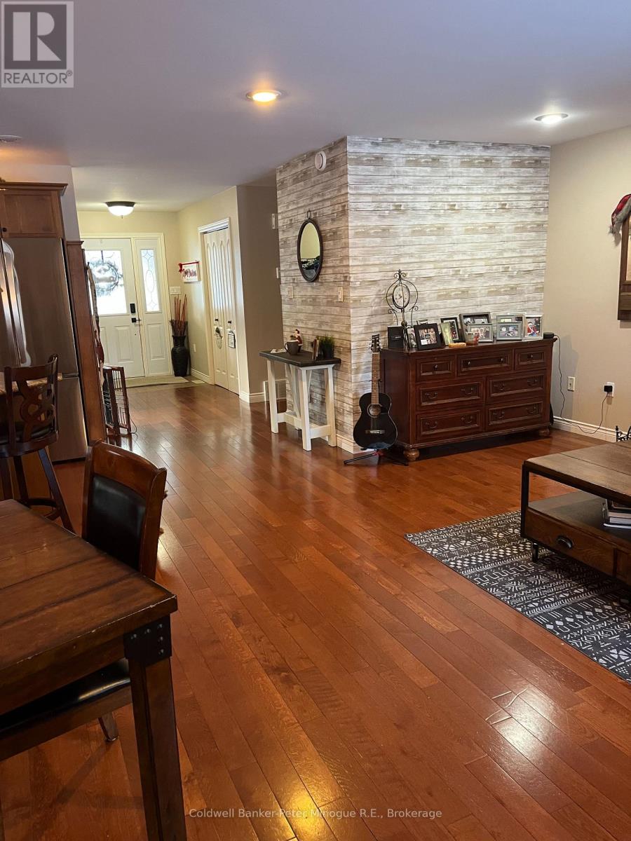 296 Osprey Crescent, Callander, Ontario P0H 1H0 - Photo 6 - X12541260