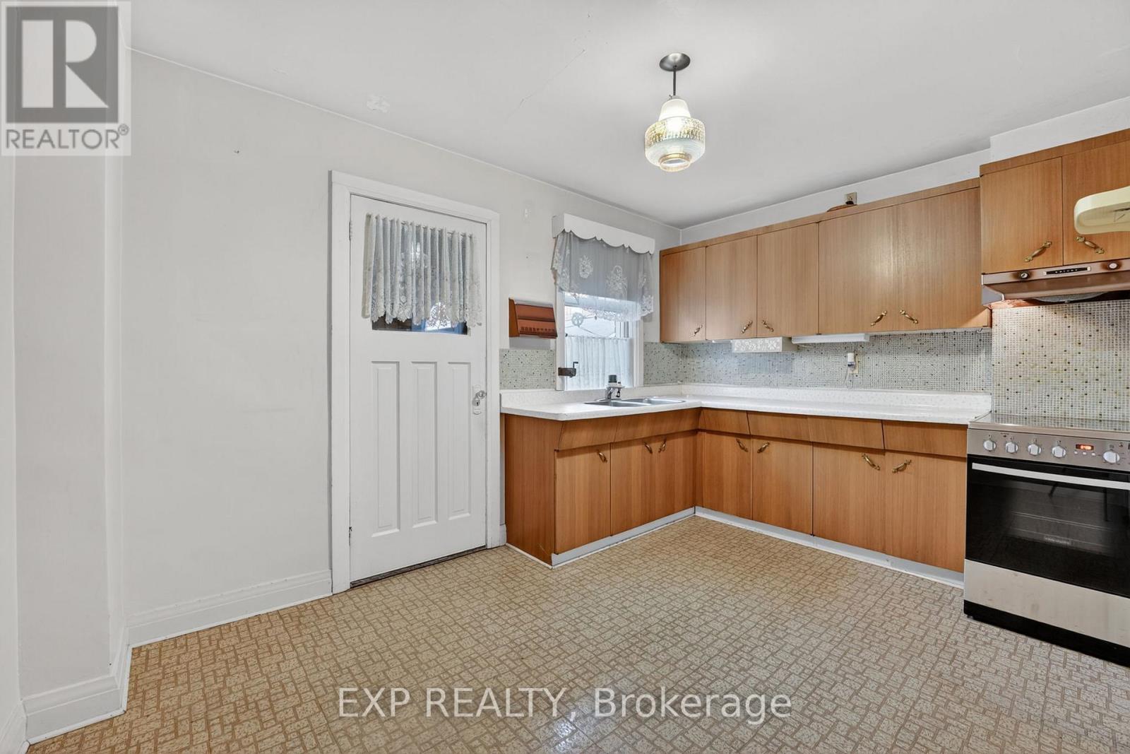 648 Willard Avenue, Toronto, Ontario  M6S 3S4 - Photo 12 - W12609786