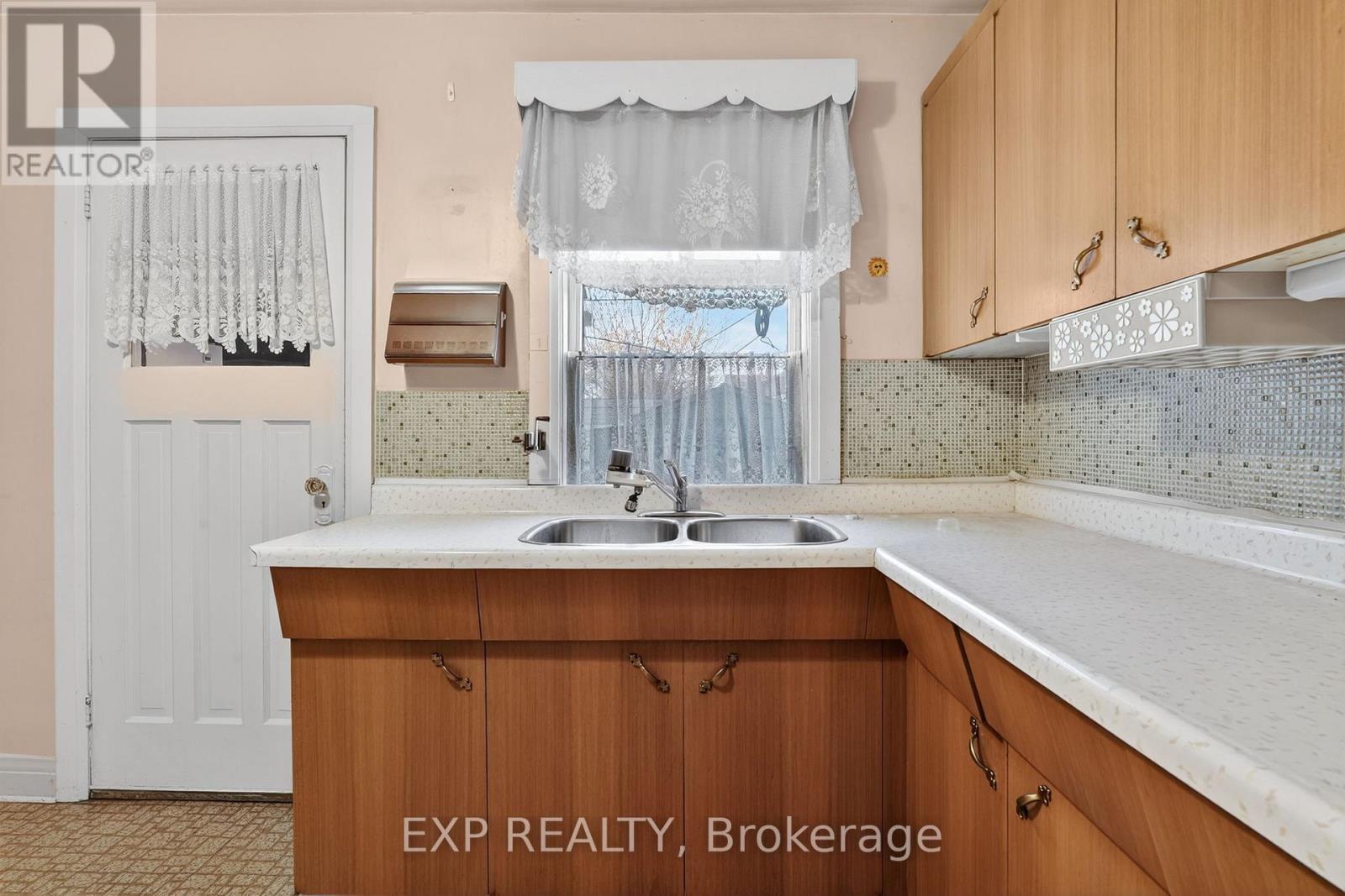 648 Willard Avenue, Toronto, Ontario  M6S 3S4 - Photo 15 - W12609786