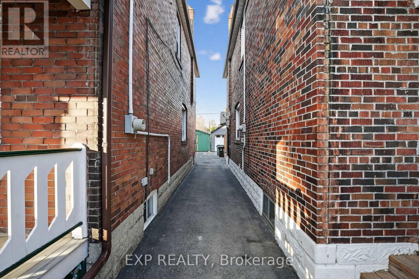 648 Willard Avenue, Toronto, Ontario  M6S 3S4 - Photo 29 - W12609786