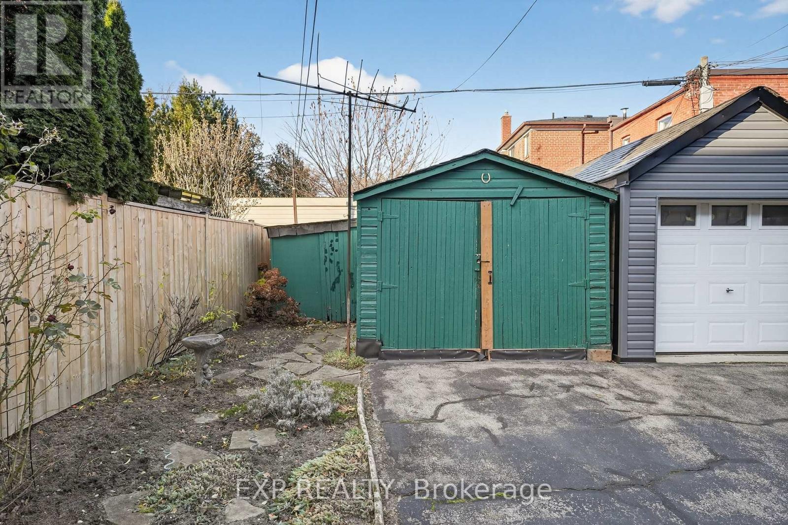 648 Willard Avenue, Toronto, Ontario  M6S 3S4 - Photo 31 - W12609786