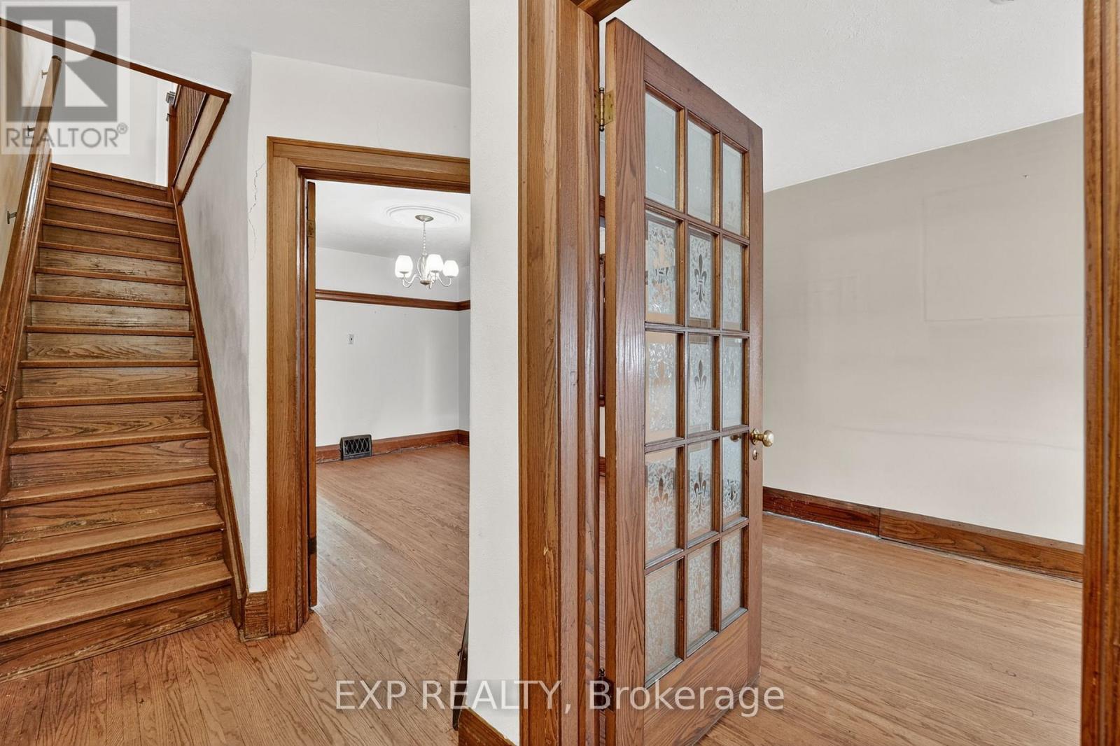 648 Willard Avenue, Toronto, Ontario  M6S 3S4 - Photo 4 - W12609786