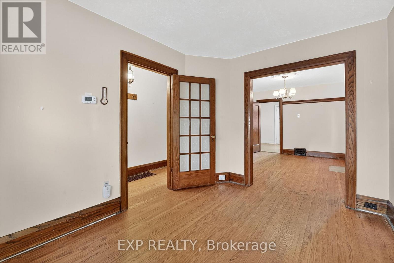 648 Willard Avenue, Toronto, Ontario  M6S 3S4 - Photo 8 - W12609786