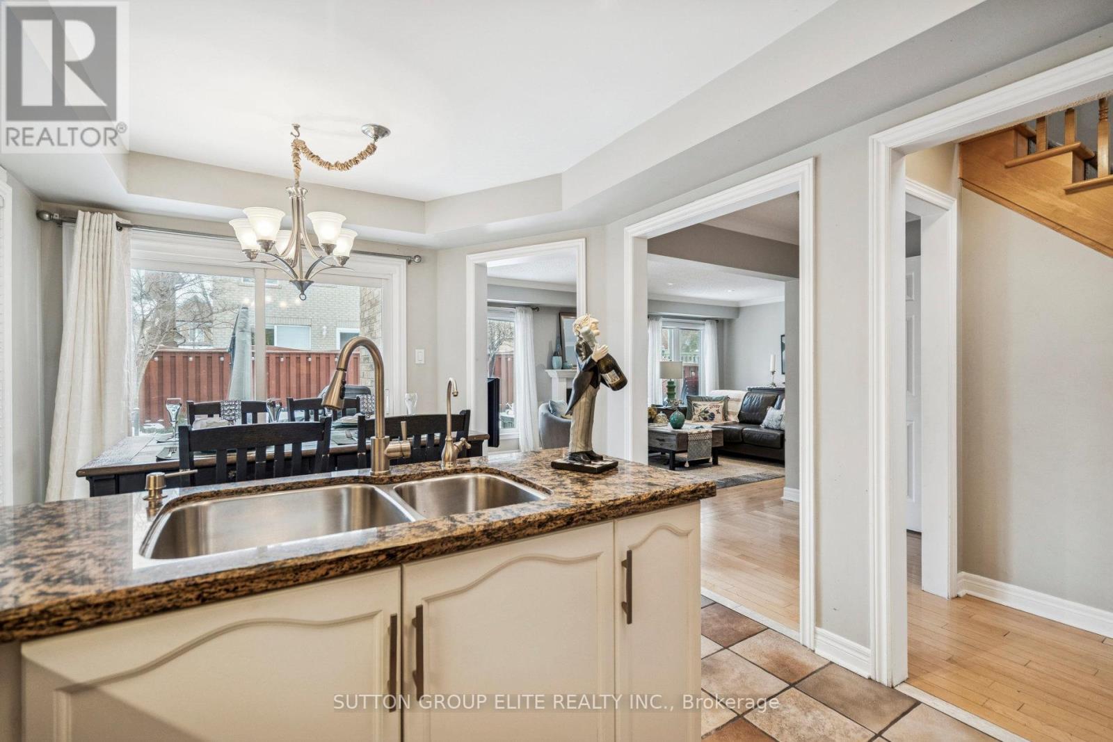 2424 Oakhaven Drive, Oakville, Ontario  L6M 4A6 - Photo 12 - W12609928