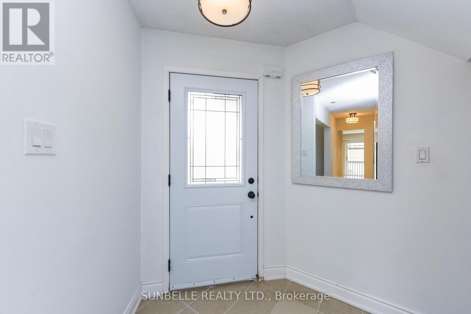 3826 Allcroft Road, Mississauga, Ontario L5N 6V6 - Photo 3 - W12609220