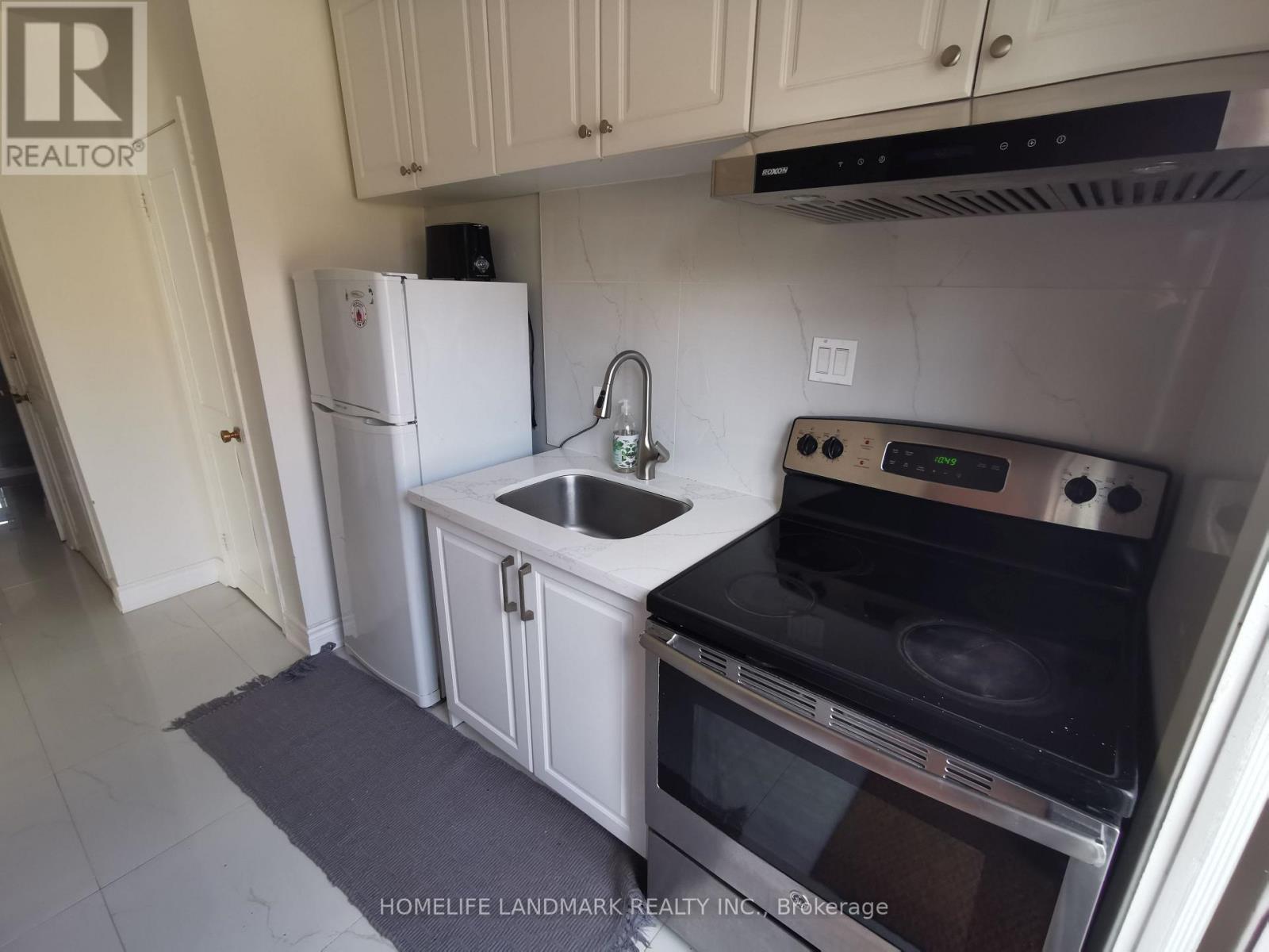 Middle - 84 Harrington Crescent, Toronto, Ontario  M2M 2Y5 - Photo 7 - C12609996