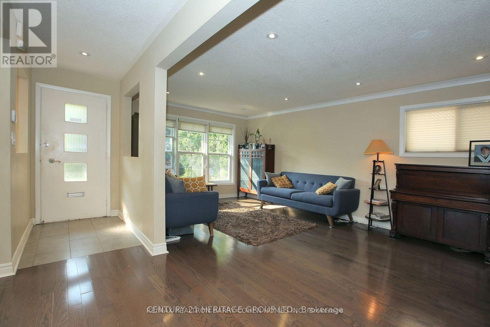 130 Grandview Avenue, Markham, Ontario  L3T 1H6 - Photo 4 - N12610012