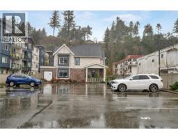 4 796 Island Hwy S Brownstone Townhomes