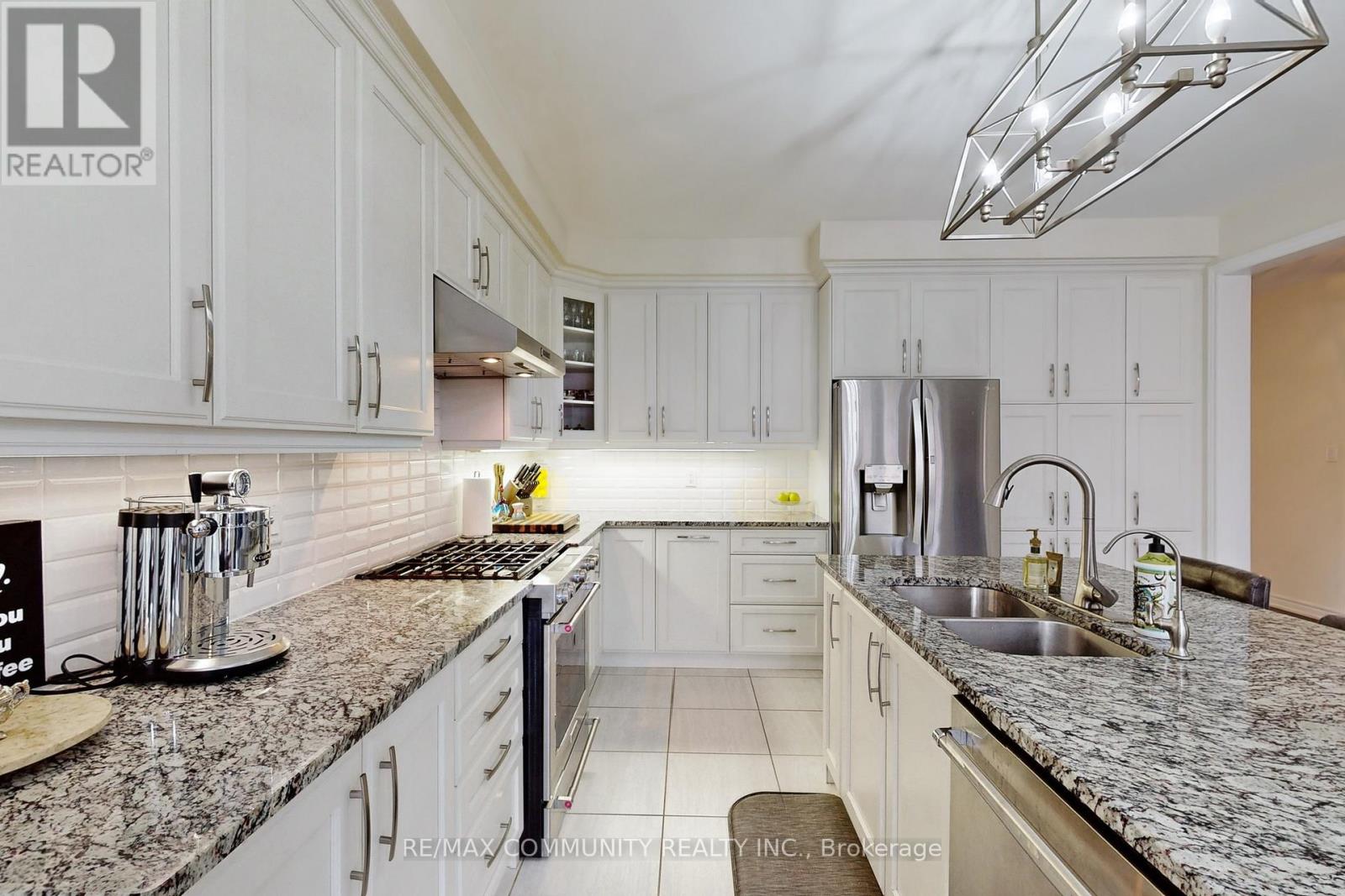 4 Flay Court, Innisfil, Ontario  L0L 1L0 - Photo 11 - N12610126