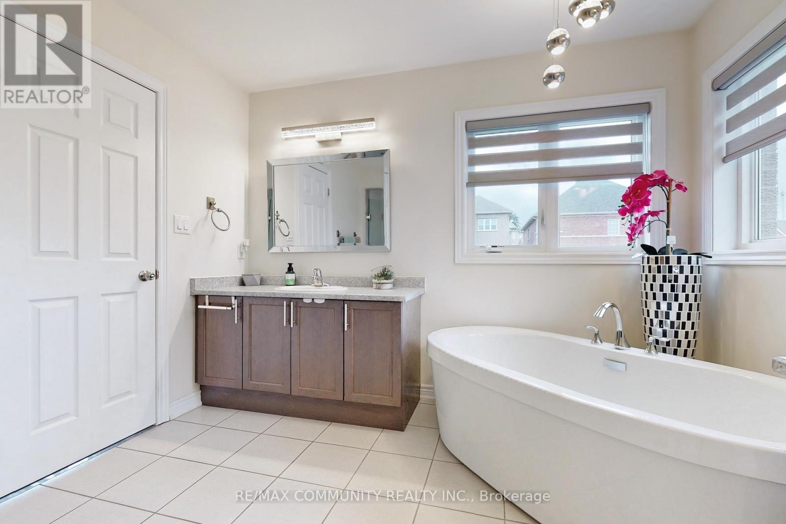 4 Flay Court, Innisfil, Ontario  L0L 1L0 - Photo 25 - N12610126