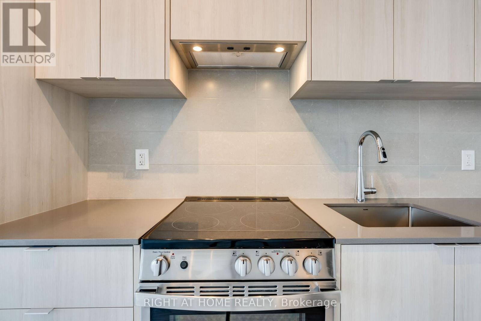 305 - 2088 James Street, Burlington, Ontario  L7R 0H2 - Photo 12 - W12610118